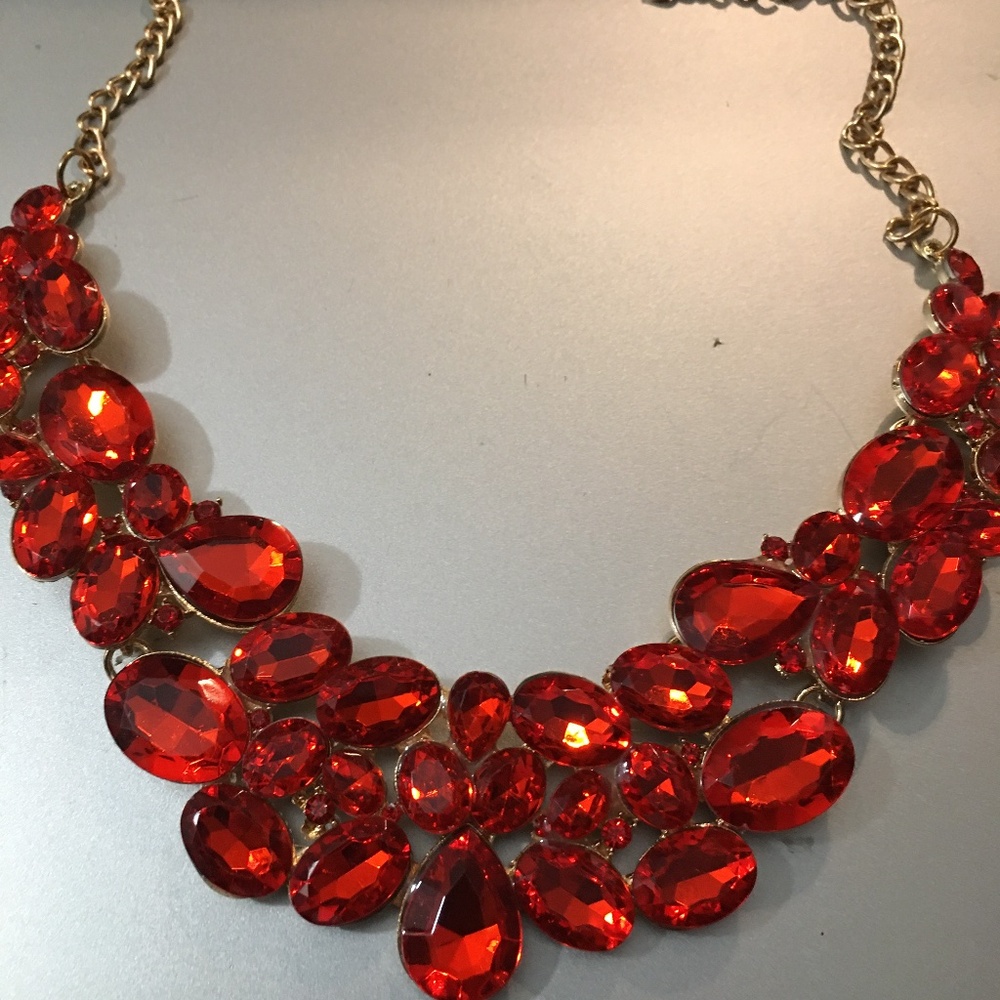 Red Rhinestone Statement Necklace. 📦 20